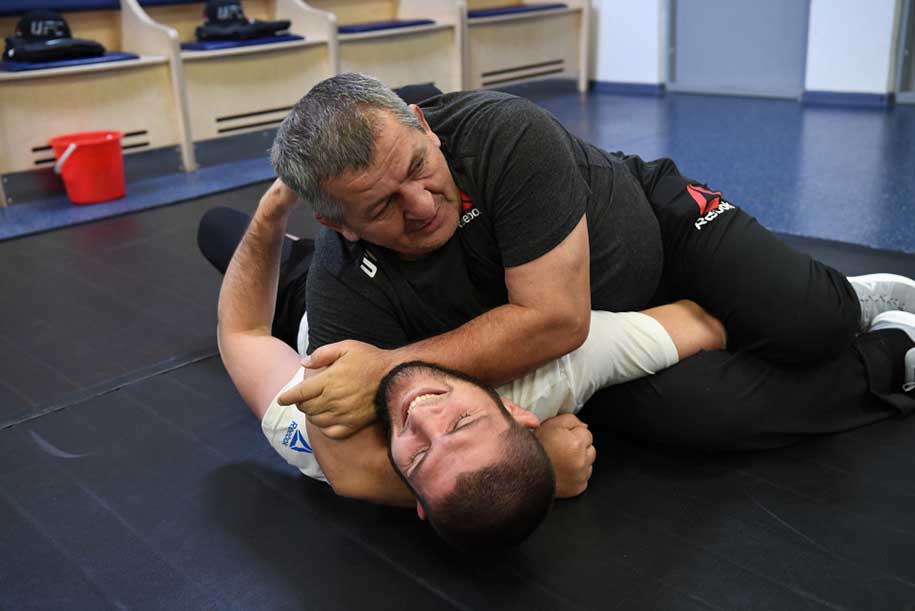 Cha Khabib Nurmagomedov nhập viện với triệu chứng viêm phổi cấp